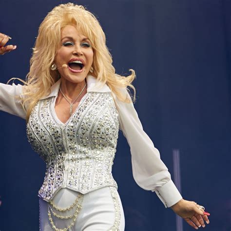 25 of the most daring outfits Dolly Parton has ever。